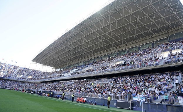 Panorámica de la grada de Tribuna, repleta de espectadores, en el duelo de este sábado. 