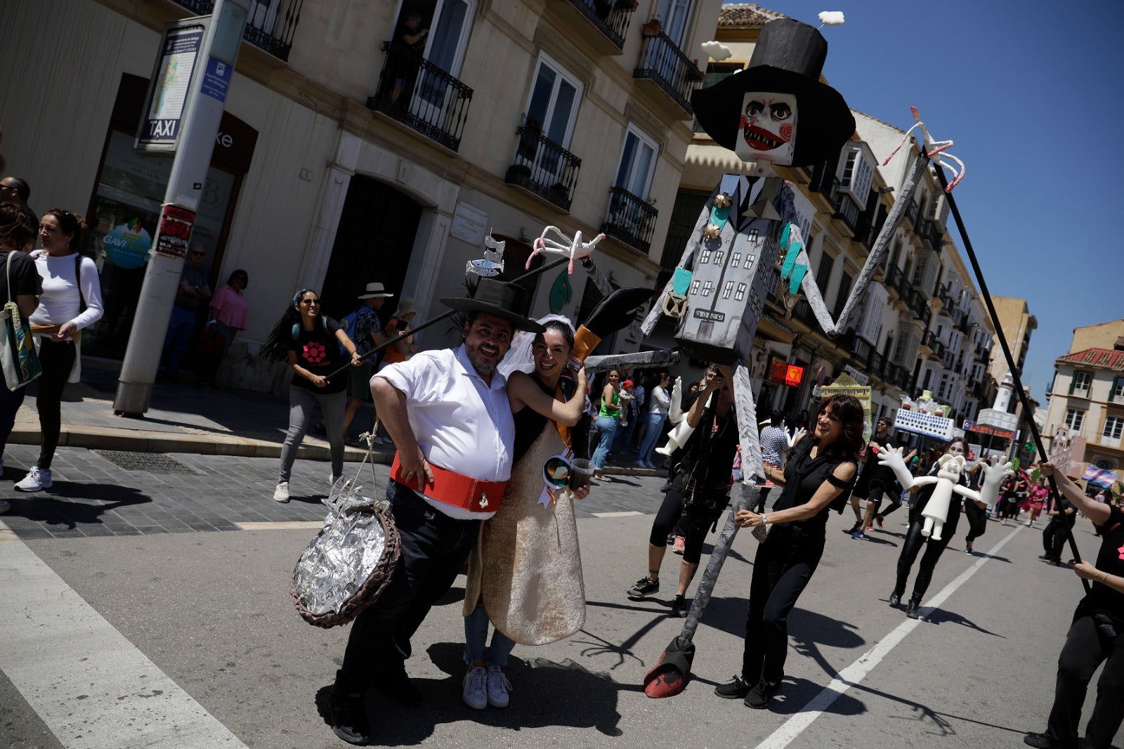 «La ciudad no se vende y la Casa Invisible no se cierra», se ha coreado entre canciones, sonido de tambores, marionetas y defensa de la cultura libre 