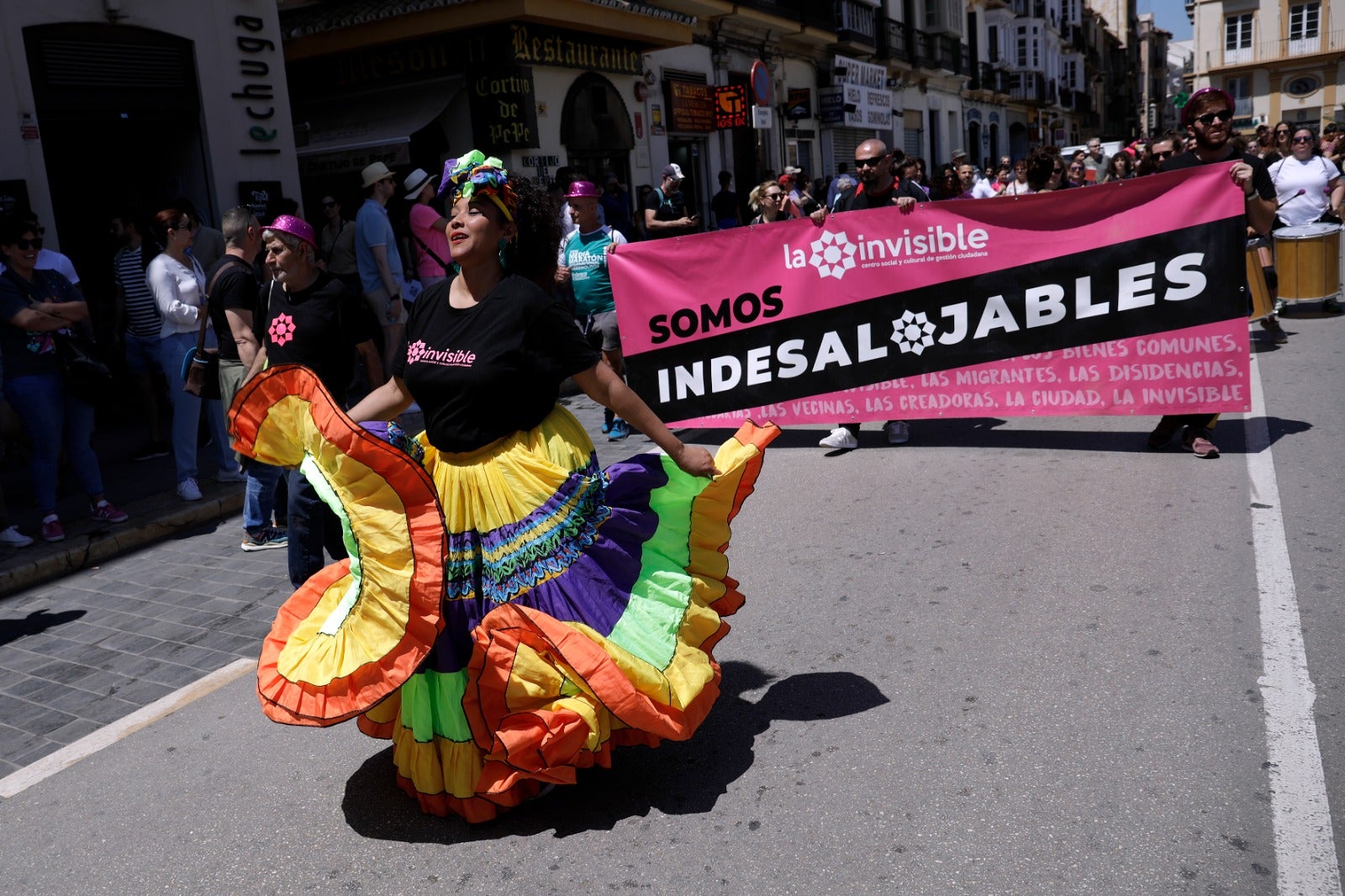 «La ciudad no se vende y la Casa Invisible no se cierra», se ha coreado entre canciones, sonido de tambores, marionetas y defensa de la cultura libre 