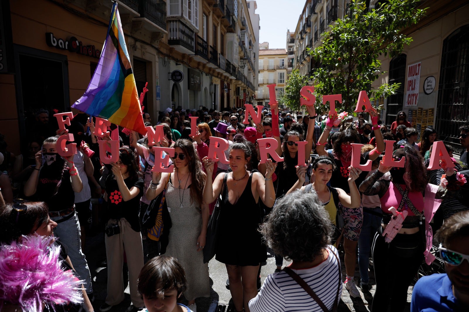 «La ciudad no se vende y la Casa Invisible no se cierra», se ha coreado entre canciones, sonido de tambores, marionetas y defensa de la cultura libre 