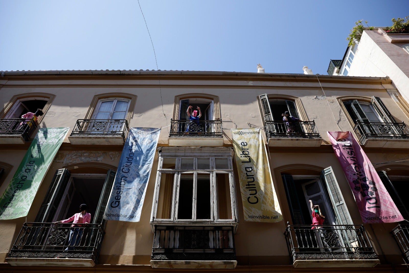 «La ciudad no se vende y la Casa Invisible no se cierra», se ha coreado entre canciones, sonido de tambores, marionetas y defensa de la cultura libre 