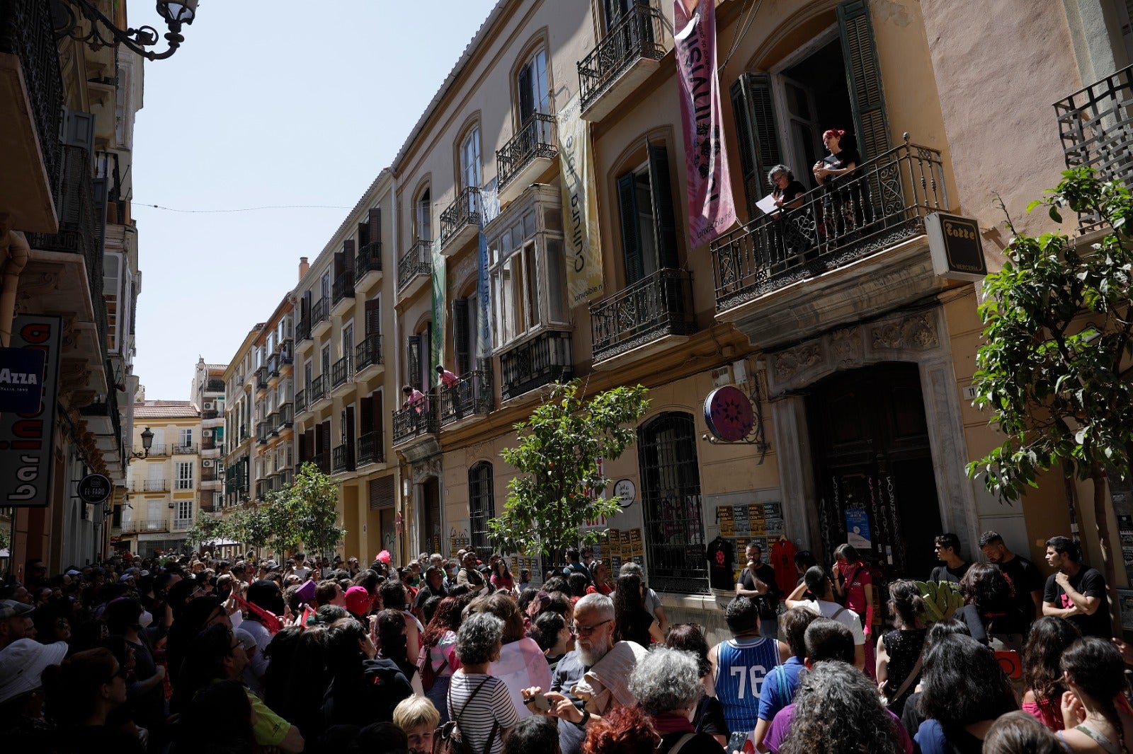 «La ciudad no se vende y la Casa Invisible no se cierra», se ha coreado entre canciones, sonido de tambores, marionetas y defensa de la cultura libre 