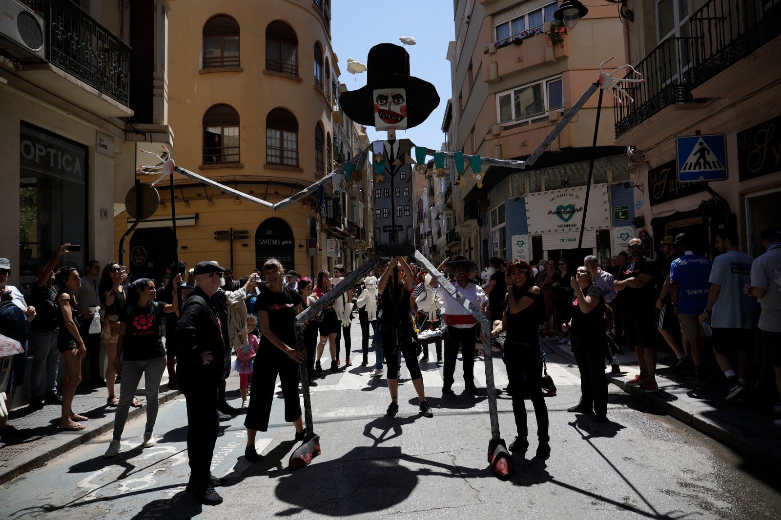 «La ciudad no se vende y la Casa Invisible no se cierra», se ha coreado entre canciones, sonido de tambores, marionetas y defensa de la cultura libre 