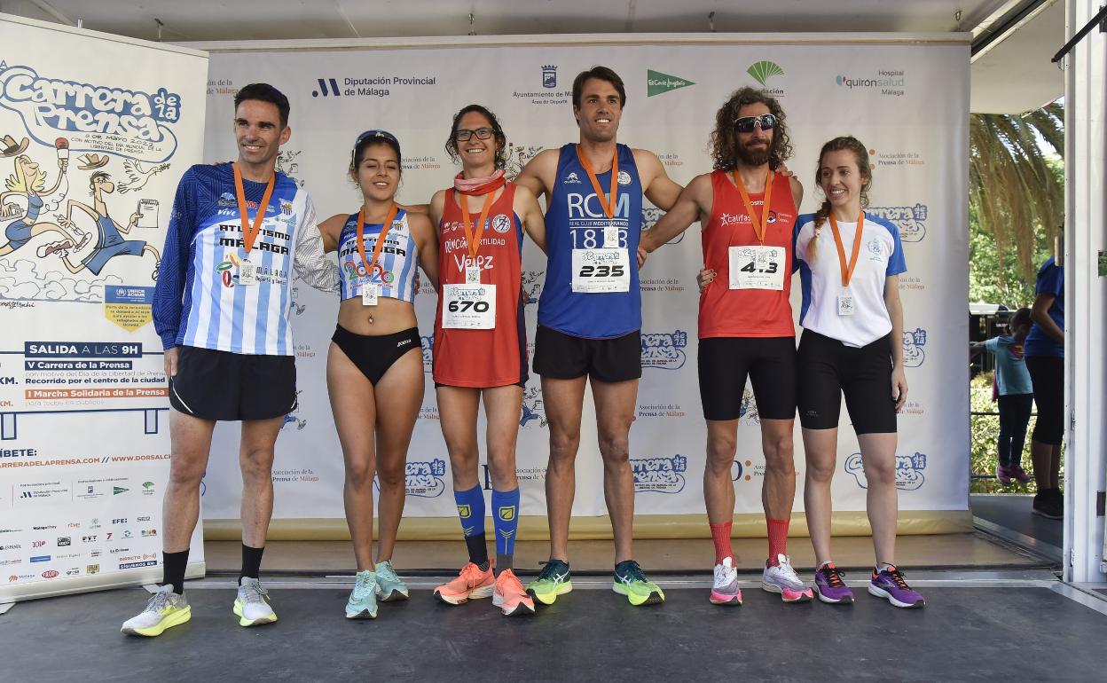 Daniel Pérez y Britney Briceño (segundos), Teresa Velasco y Mario García (primeros clasificados) y Juan Moreno y Clara Sánchez (terceros), en la línea de la meta. 