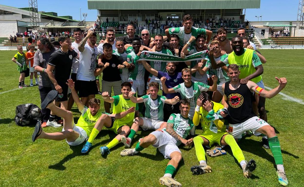 El Antequera celebro así su permanencia en Segunda RFEF una campaña más. 