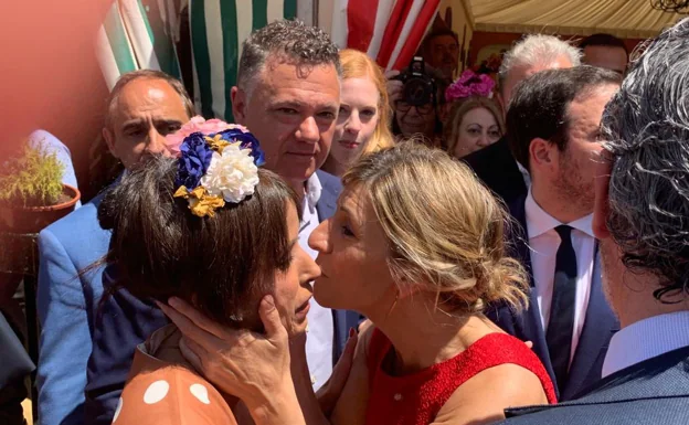 Yolanda Díaz saluda en la feria de Sevilla a Martina Velarde, secretaria general de Podemos Andalucía, en una imagen de las redes sociales de ésta.