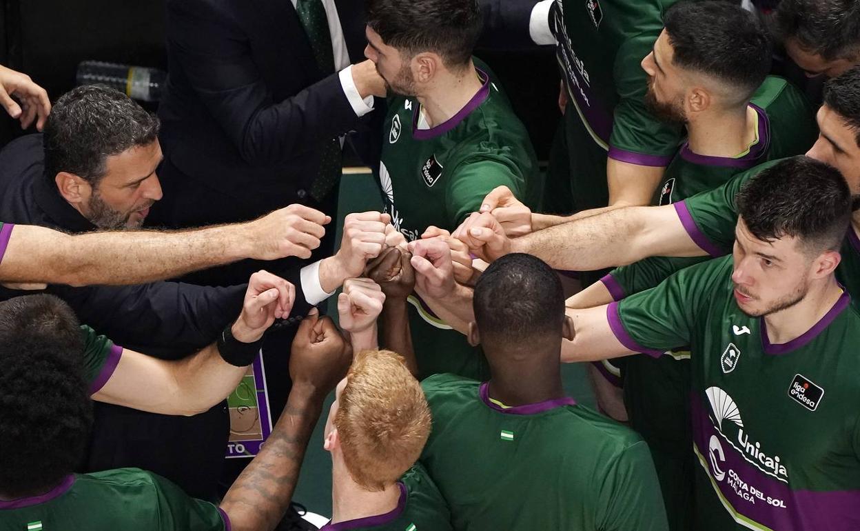 Los jugadores del Unicaja se saludan antes de un partido. 