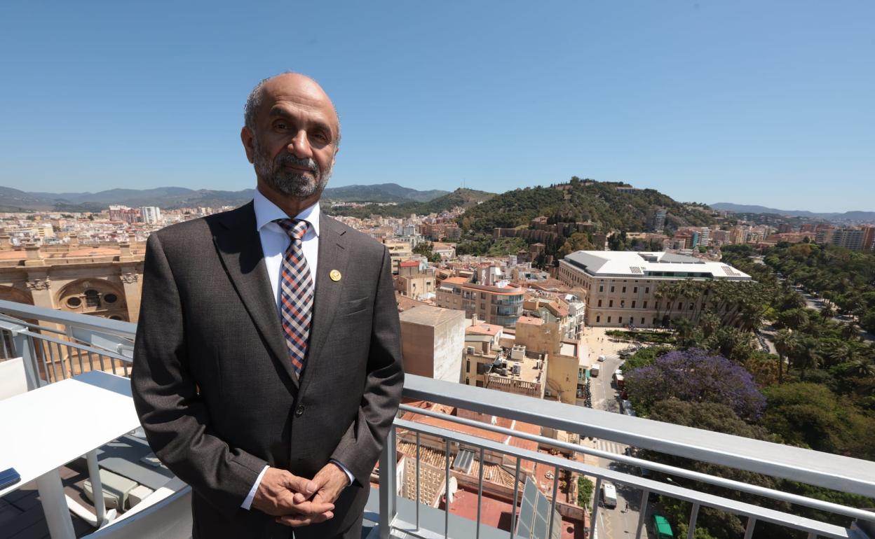 Al Jarwan, ayer, al mediodía, en la terraza del Málaga Palacio, con Gibralfaro al fondo.