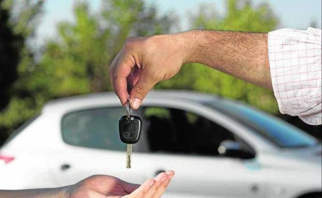 La OCU alerta de la dificultad para alquilar un coche este verano