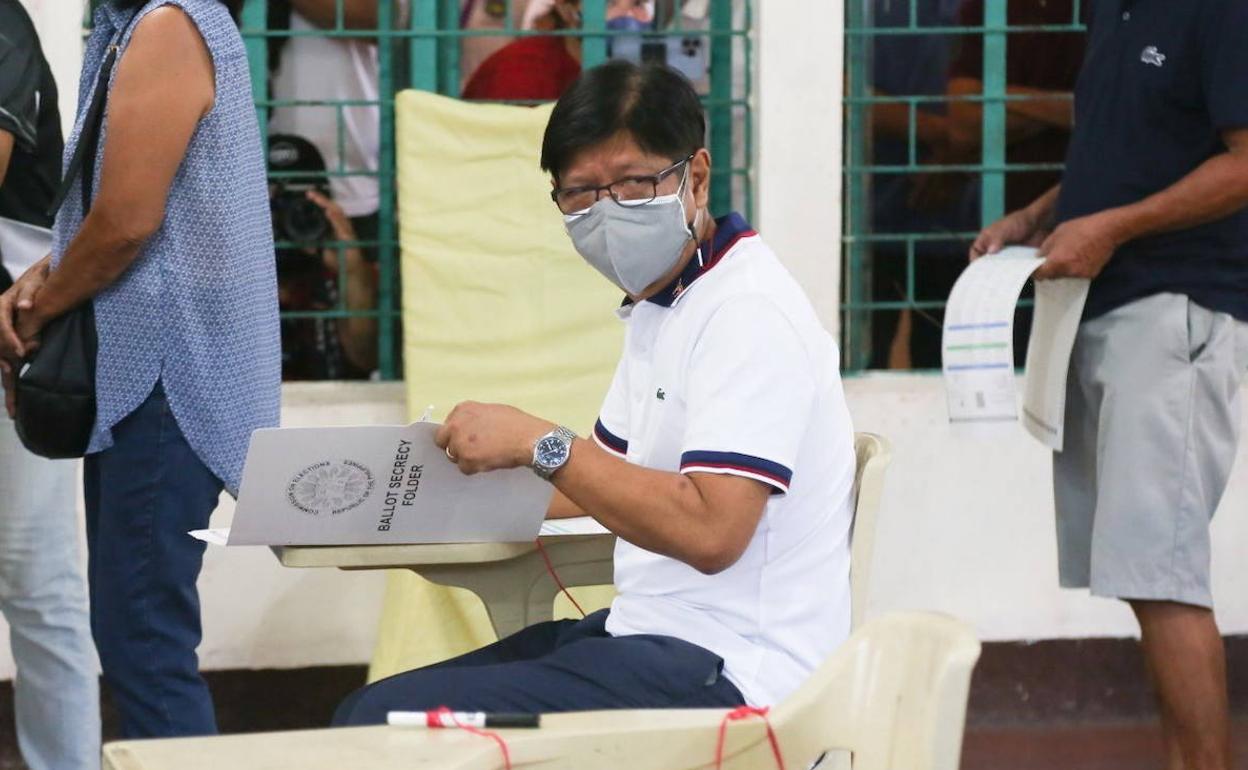 Ferdinand Bongbong, en un colegio electoral.