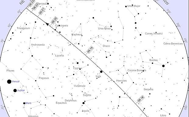 Así se ha visto la hilera de luces desde Málaga este lunes 9 de mayo.