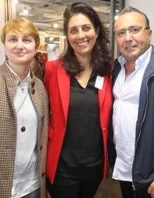 Imagen secundaria 2 - En la primera imagen, Francis Salas, Mariano Sidrach, Patricia Iglesias, Benjamín del Alcázar, Ernesto Macías y Carlos de las Heras, participantes en las jornadas de empresas y cambio climático. En la segunda, Maripe Menéndez, Laura Gómez, Alejandro Picó, José Picó, Itziar García, Sonia Díez, David Jones y J.J. Suarez. En la última, Ainara Subillaga, Almudena de la Mata y José Antonio Ortega, en la presentación de 'Educaverso'. 