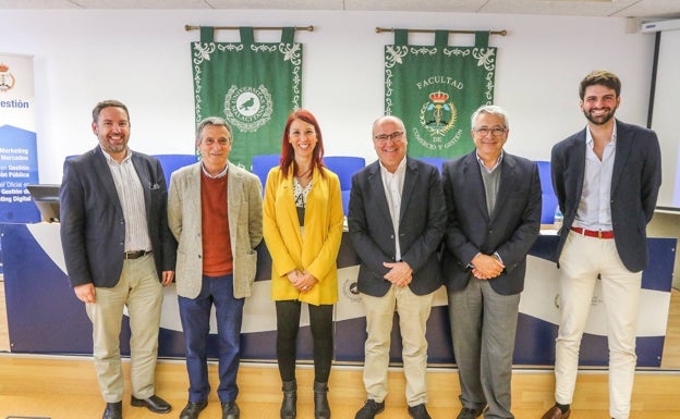 Imagen principal - En la primera imagen, Francis Salas, Mariano Sidrach, Patricia Iglesias, Benjamín del Alcázar, Ernesto Macías y Carlos de las Heras, participantes en las jornadas de empresas y cambio climático. En la segunda, Maripe Menéndez, Laura Gómez, Alejandro Picó, José Picó, Itziar García, Sonia Díez, David Jones y J.J. Suarez. En la última, Ainara Subillaga, Almudena de la Mata y José Antonio Ortega, en la presentación de 'Educaverso'. 