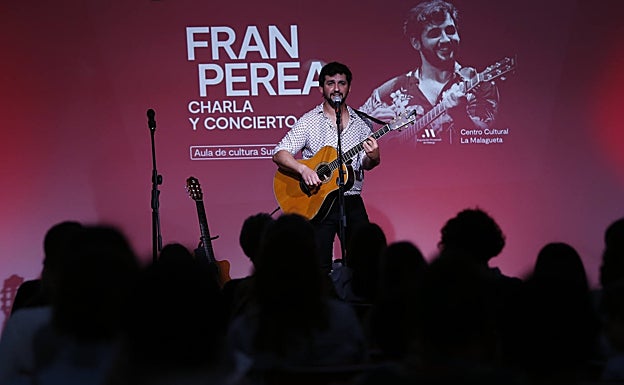 El cantante malagueño Fran Perea inició el encuentro con una charla y culminó con un concierto que puso en pie al público. 
