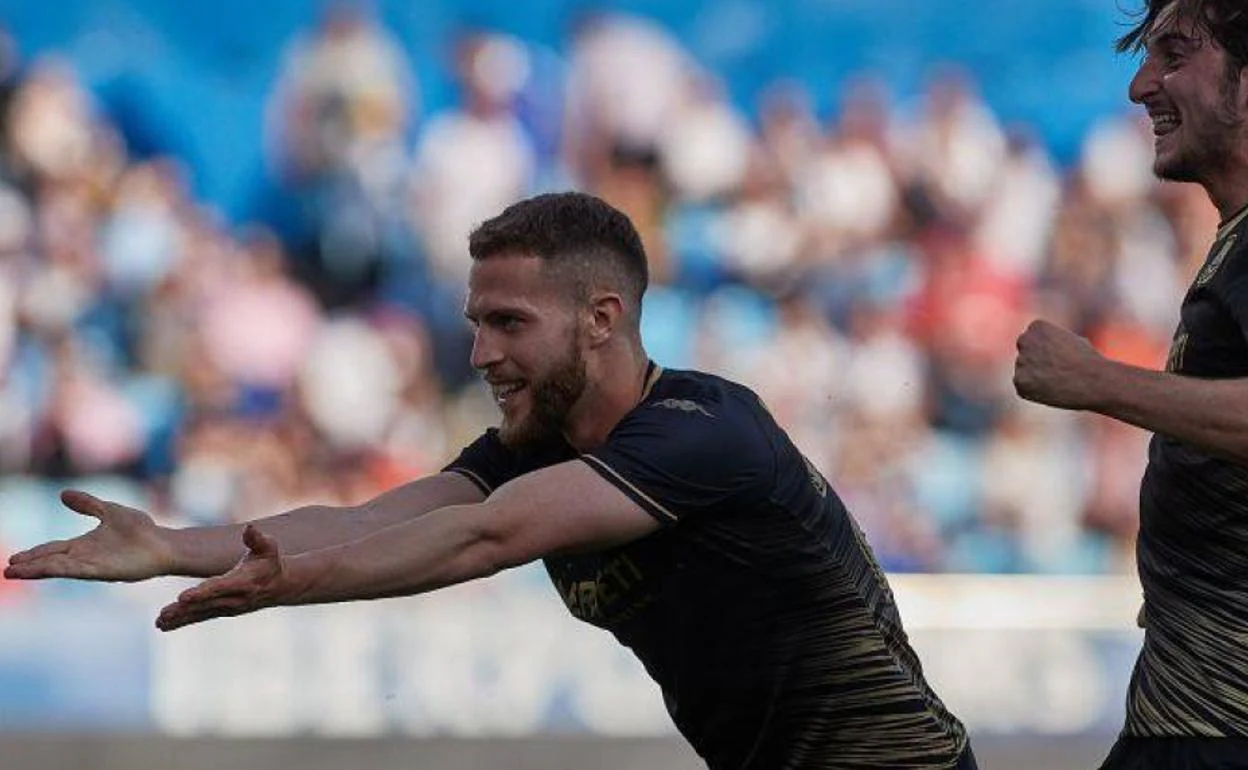 Calero celebra el domingo su gol en La Romareda, el primero en su cesión al Alcorcón. 