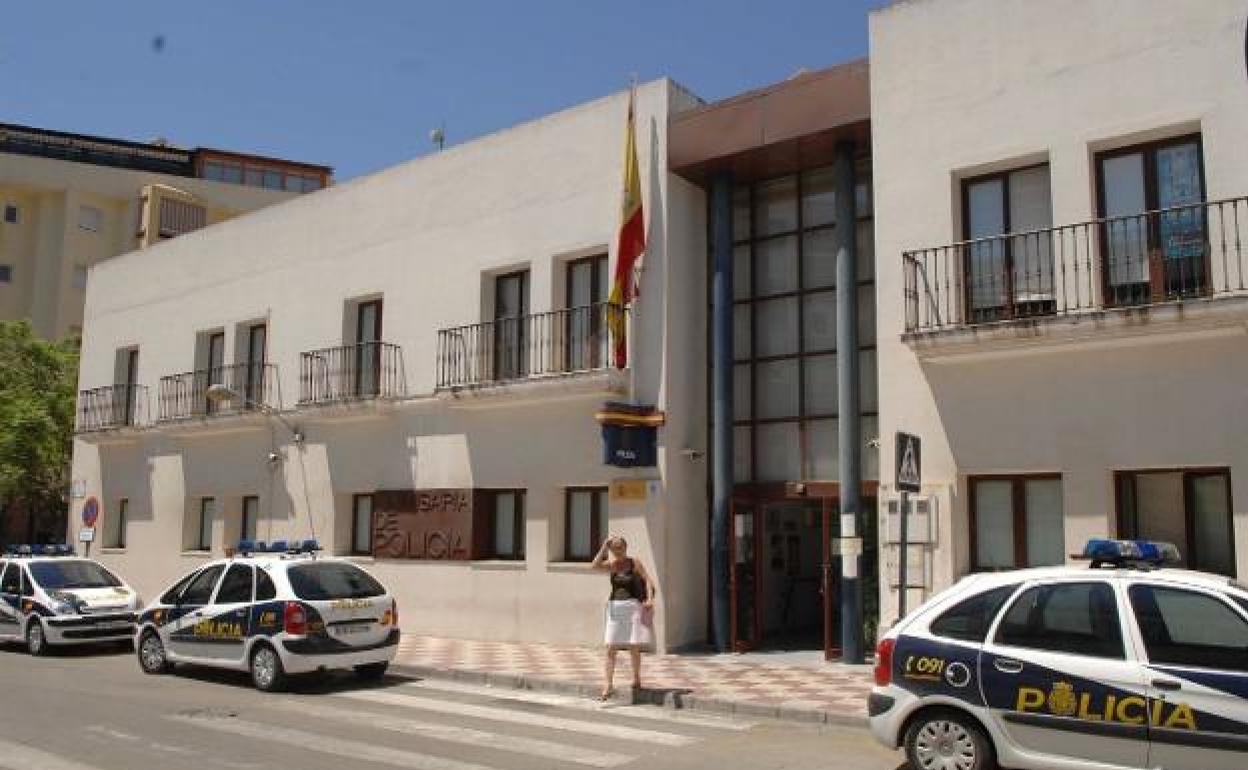 Fachada de la Comisaría Local de Estepona. 