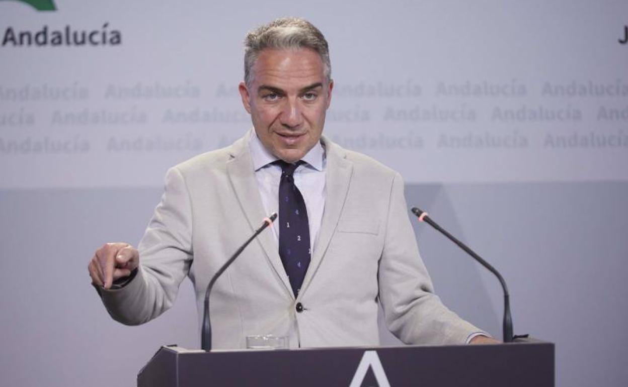 El consejero de Presidencia, Elías Bendodo, durante la rueda de prensa tras el Consejo de Gobierno andaluz. 