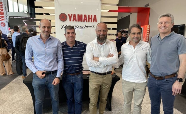 Imagen principal - En la primera foto, Rodrigo Bocanegra, Domingo Guardia, Sergio Ragel, Carlos García y Carlos Pérez, en el evento de Navarro Hermanos. En la segunda, Francisco Cantarero, Miguel Heredia, Miguel Herdia y José Manuel Cantarero, clientes de Navarro Hermanos. En la última, Carlos Sedano, Gaby García y Francisco Vargas, en Navarro Hermanos. 