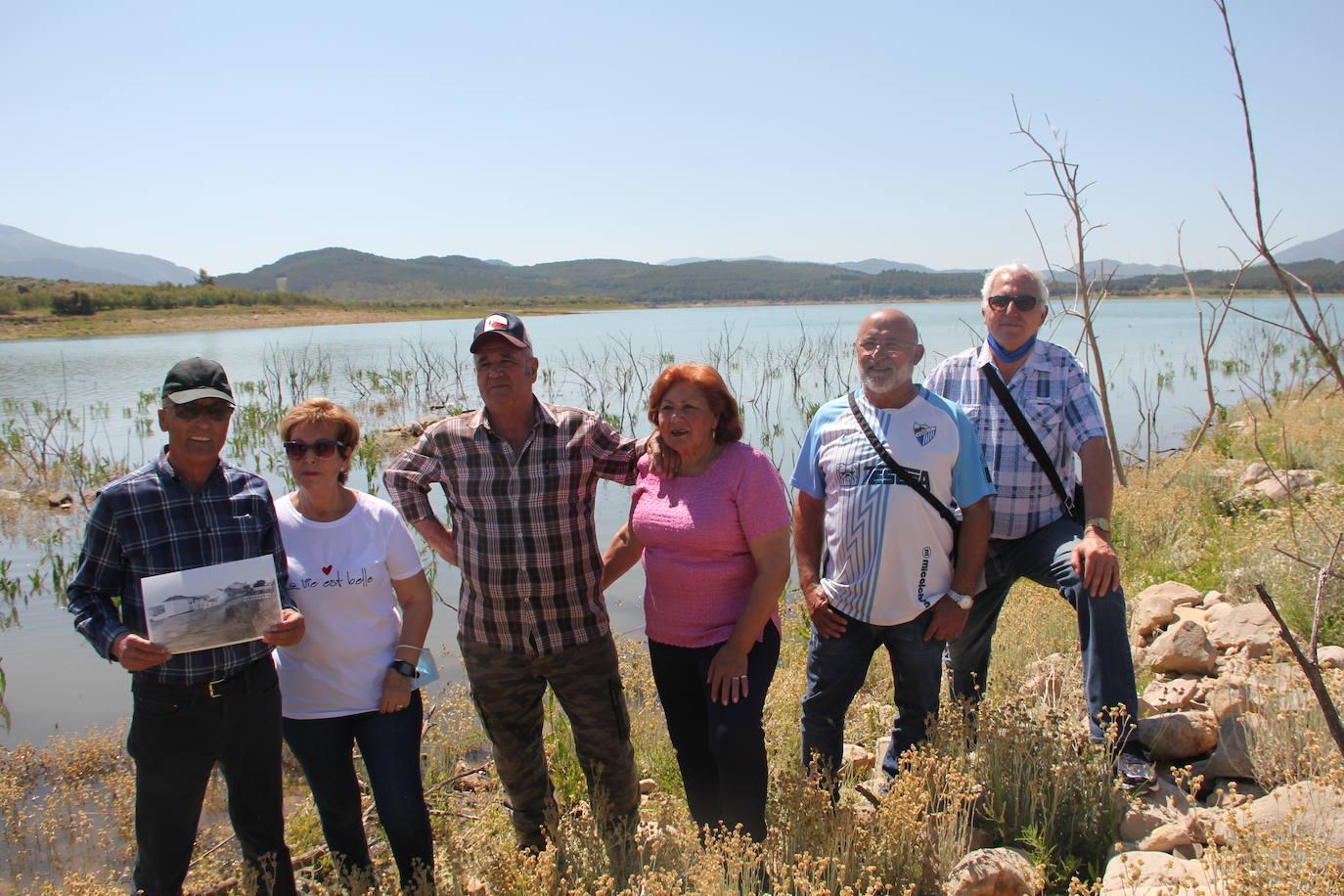 En 1972 los vecinos se vieron obligados a abandonar su pueblo, que desapareció bajo las aguas del pantano del Guadalteba. En la imagen, un grupo de vecinos reunidos por SUR posan en el embalse donde está sumergido el pueblo: Juan Mora, Carmina Vallejo, Antonio Mora, María Ortíz, Cristobal Naranjo y Francisco Florido