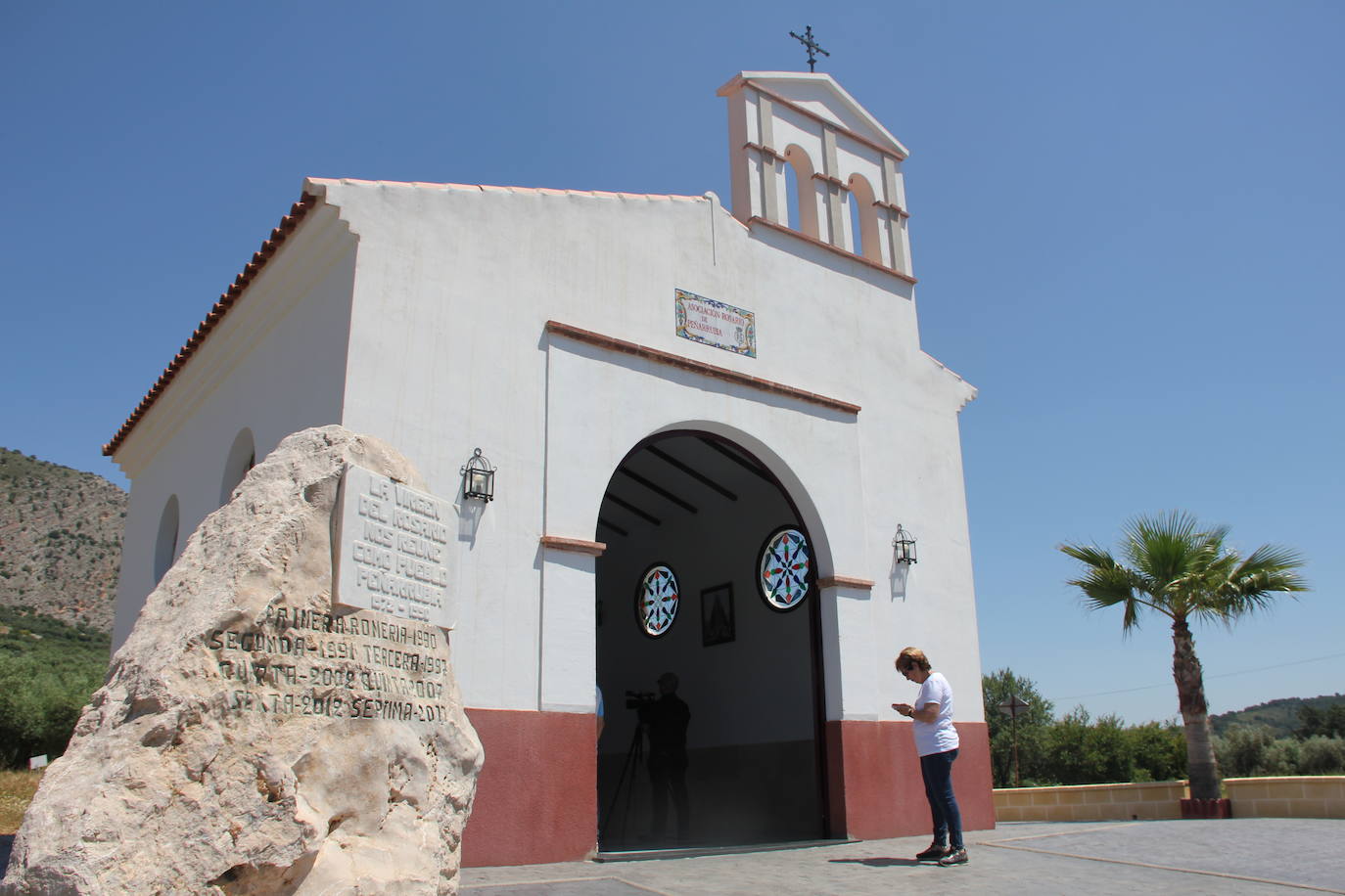 En los primeros meses de 1972 los vecinos se vieron obligados a abandonar su pueblo, que desapareció bajo las aguas del pantano del Guadalteba. En la imagen, la ermita que ha impulsado con mucho esfuerzo la Asociación de Vecinos de Peñarrubia junto al embalse para que sea un lugar de encuentro para vecinos y descendientes.