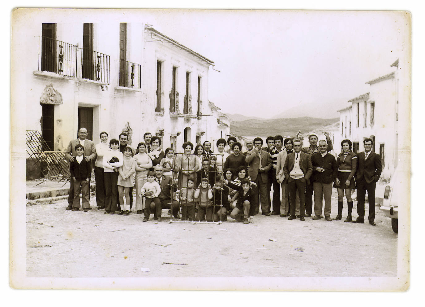 En los primeros meses de 1972 los vecinos se vieron obligados a abandonar su pueblo, que desapareció bajo las aguas del pantano del Guadalteba