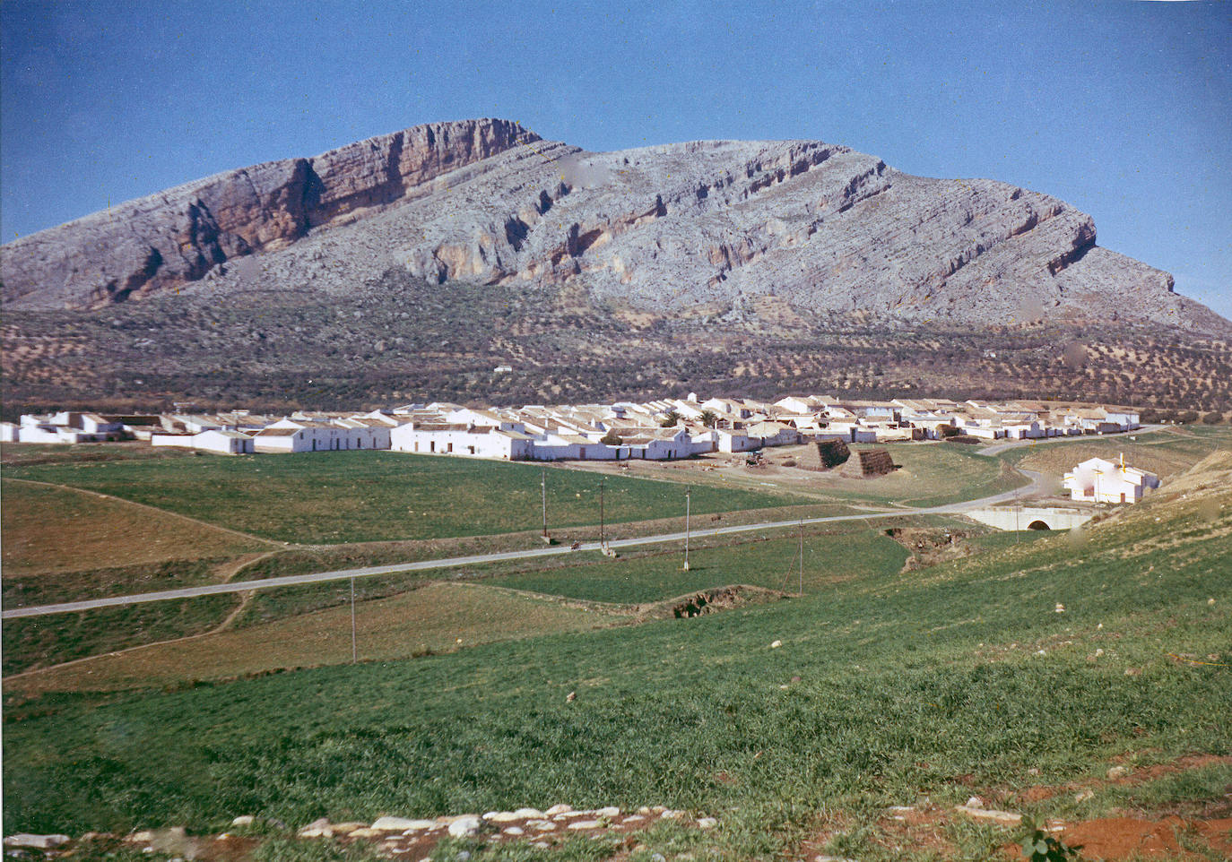 En los primeros meses de 1972 los vecinos se vieron obligados a abandonar su pueblo, que desapareció bajo las aguas del pantano del Guadalteba