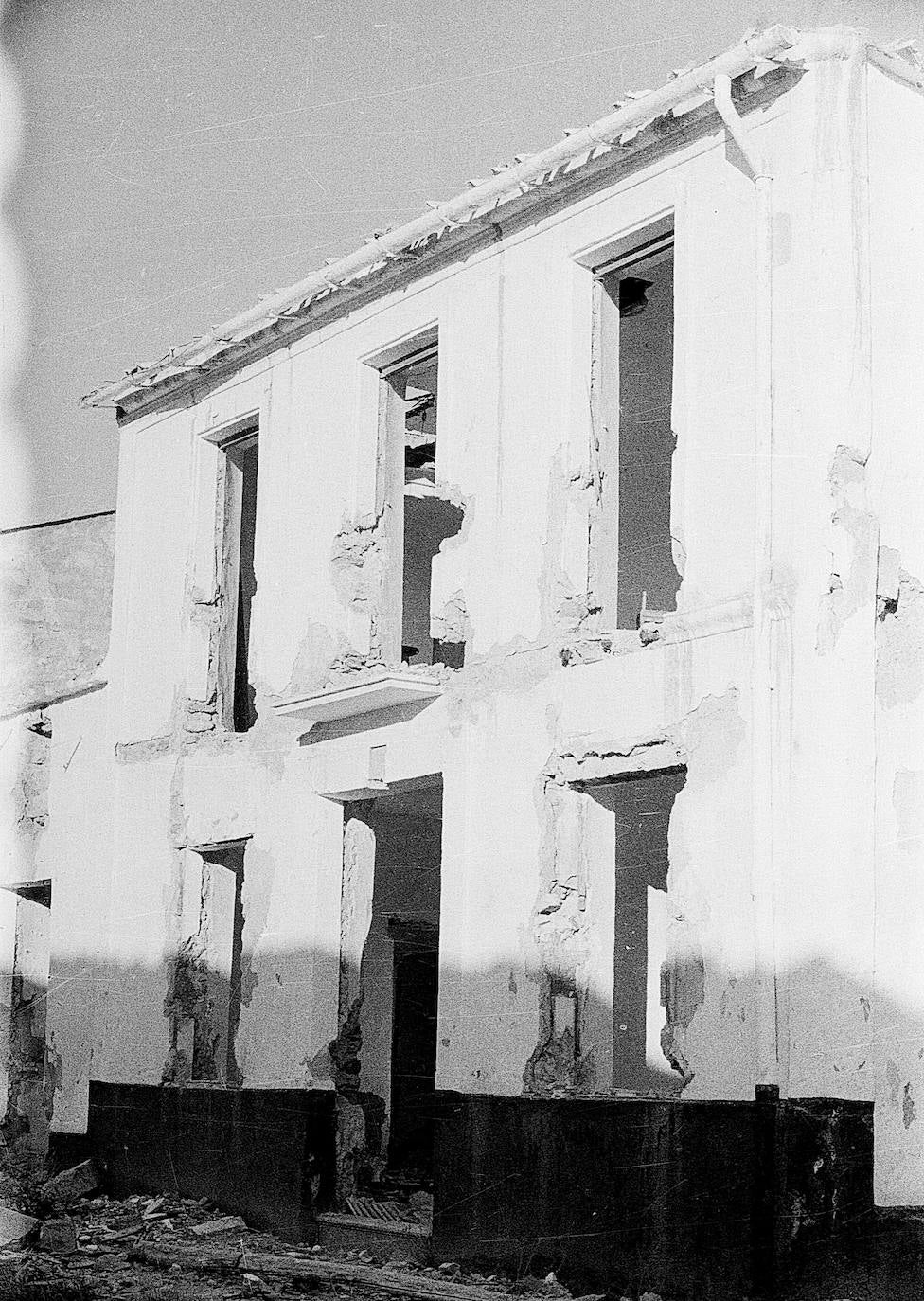 En los primeros meses de 1972 los vecinos se vieron obligados a abandonar su pueblo, que desapareció bajo las aguas del pantano del Guadalteba. En la imagen, el pequeño municipio con sus casas ya derribadas, poco antes de la llegada del agua, en 1973.