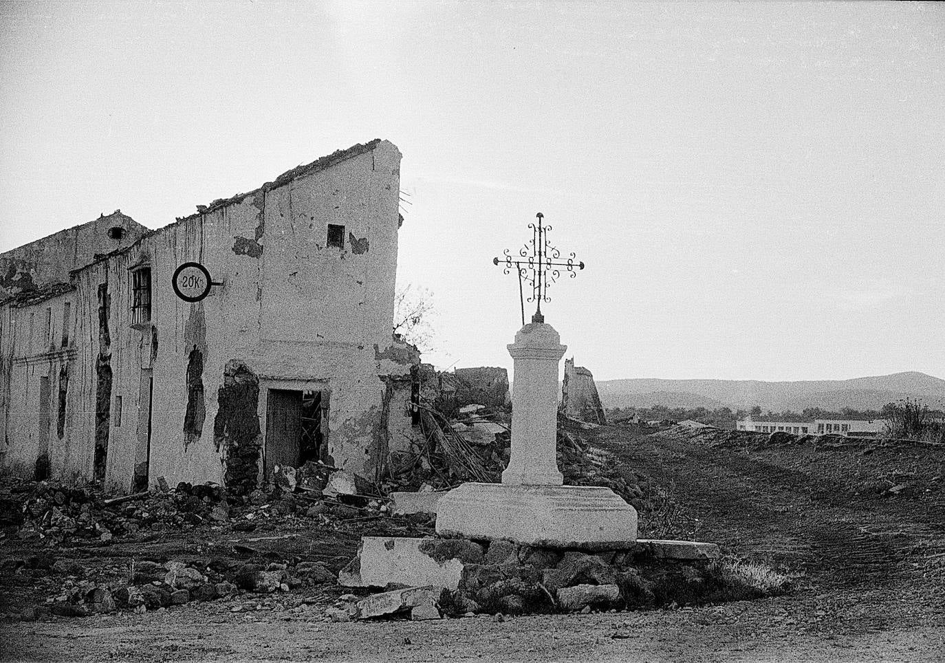 En los primeros meses de 1972 los vecinos se vieron obligados a abandonar su pueblo, que desapareció bajo las aguas del pantano del Guadalteba. En la imagen, la popular peana del pequeño municipio con sus casas ya derribadas, poco antes de la llegada del agua, en 1973