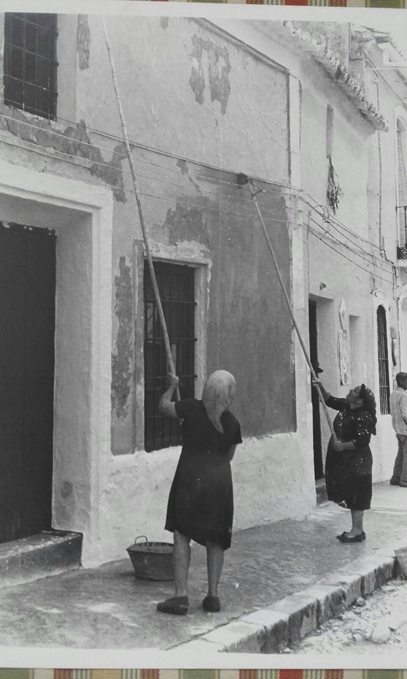 En los primeros meses de 1972 los vecinos se vieron obligados a abandonar su pueblo, que desapareció bajo las aguas del pantano del Guadalteba. 