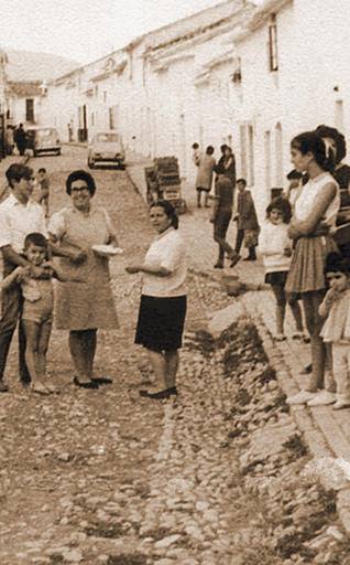 En los primeros meses de 1972 los vecinos se vieron obligados a abandonar su pueblo, que desapareció bajo las aguas del pantano del Guadalteba.