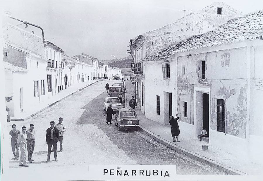 En los primeros meses de 1972 los vecinos se vieron obligados a abandonar su pueblo, que desapareció bajo las aguas del pantano del Guadalteba