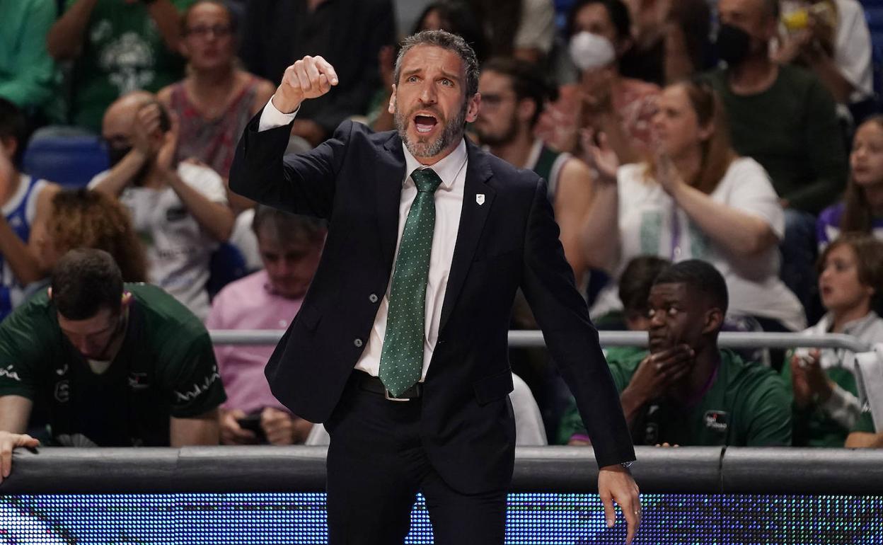 Ibon Navarro, entrenador del Unicaja, durante el partido contra Manresa.