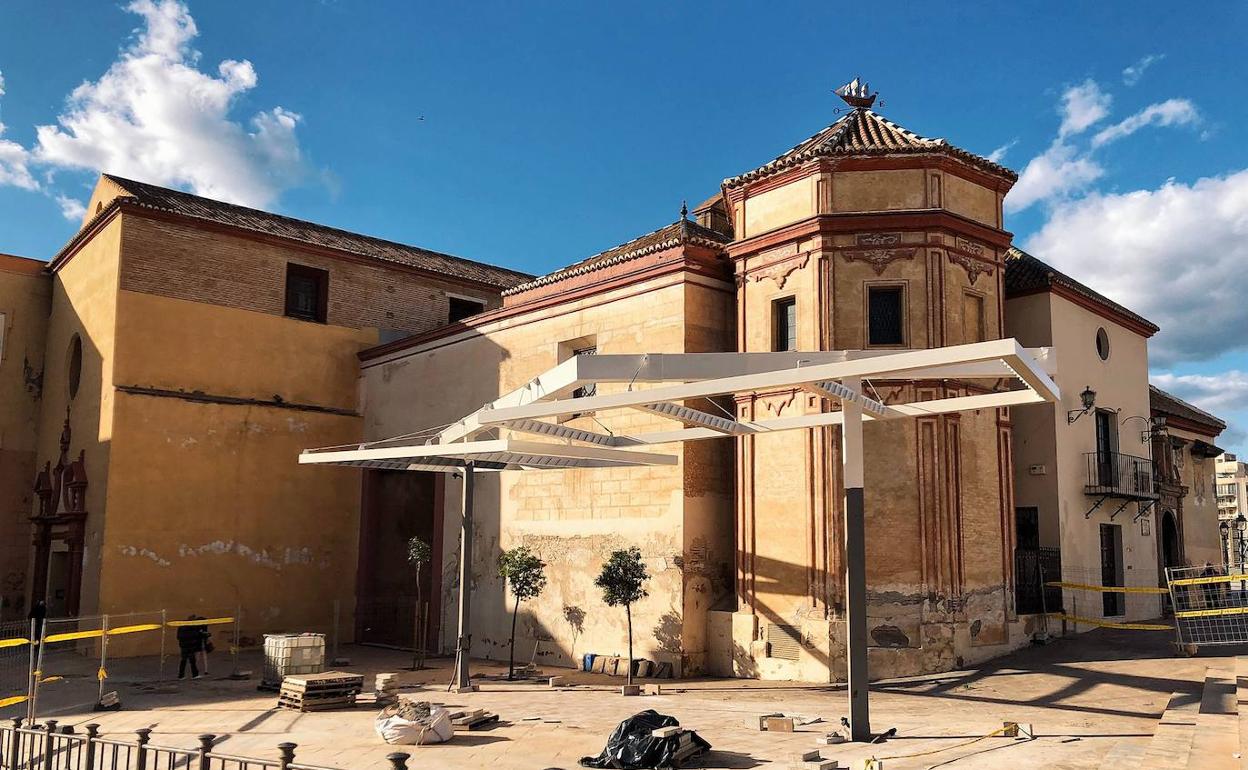 Pérgola metálica instalada junto a la iglesia de Santo Domingo, que está declarada BIC. 