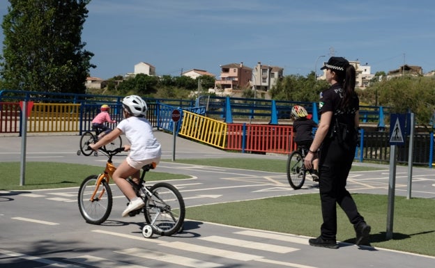 Imagen principal - Tres imágenes de la jornada de seguridad vial celebrada este miércoles en Rincón de la Victoria. 