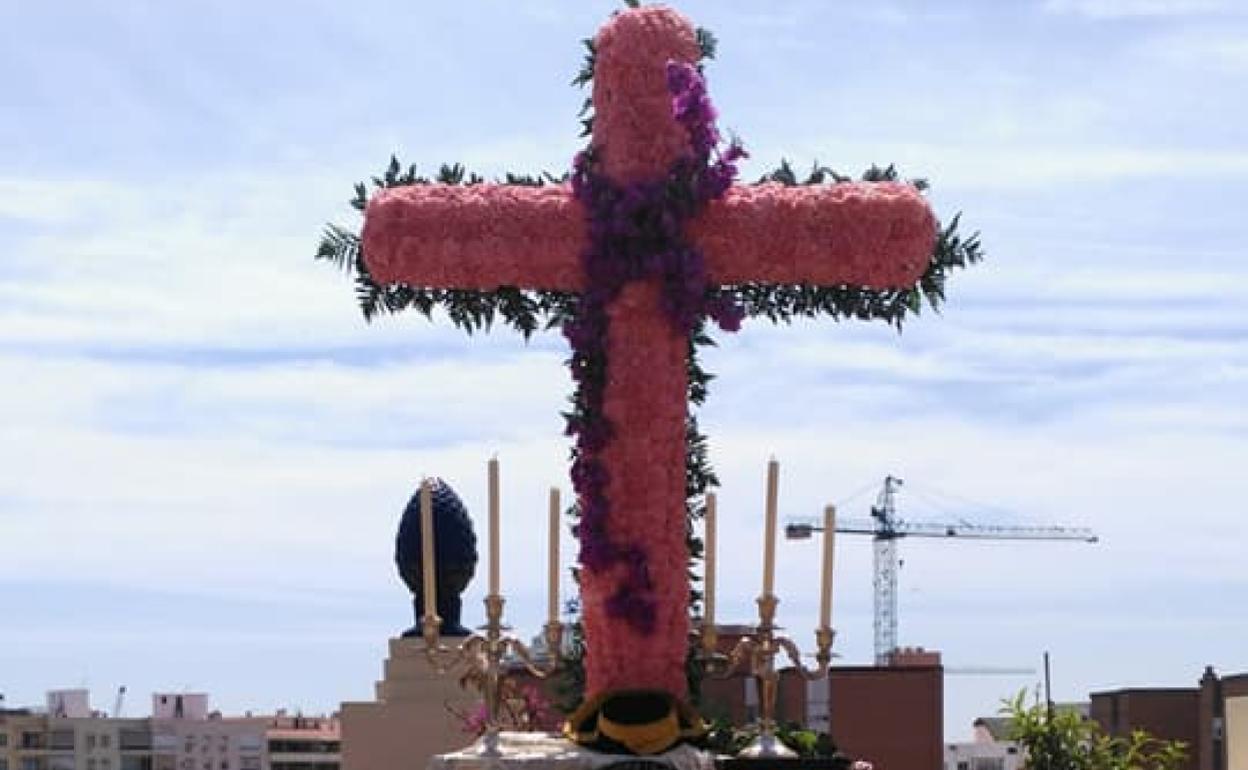 Cruz de Mayo de la Expiración en la terraza de la casa hermandad. 