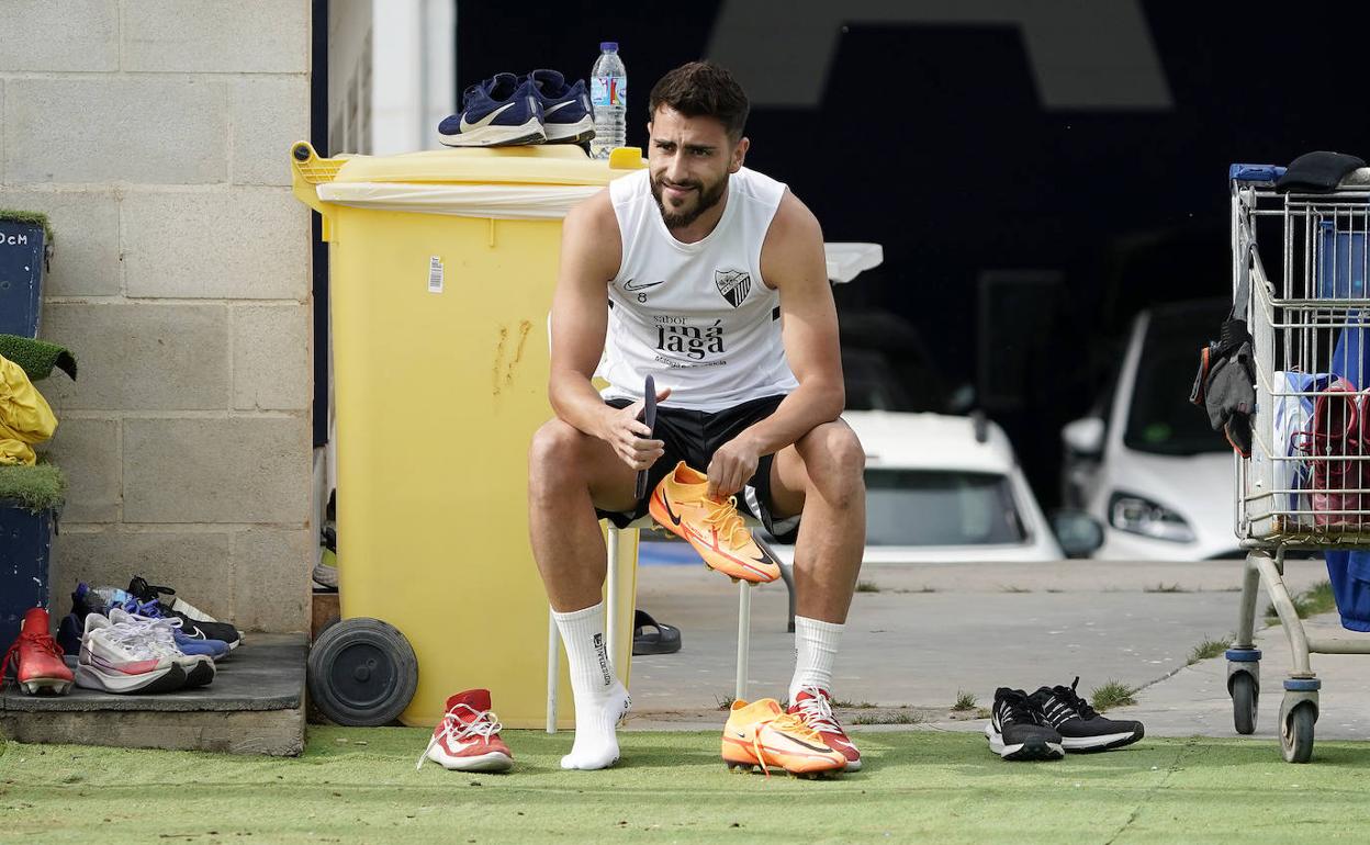 Luis Muñoz, ayer en el Anexo de La Rosaleda antes de comenzar a entrenarse.