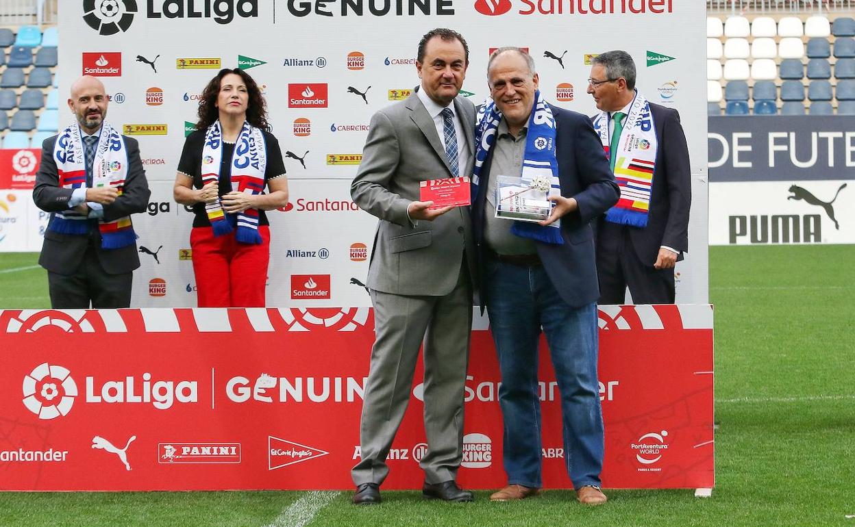 José María Muñoz, administrador judicial del Málaga, y Javier Tebas, presidente de LaLiga, este viernes en La Rosaleda.