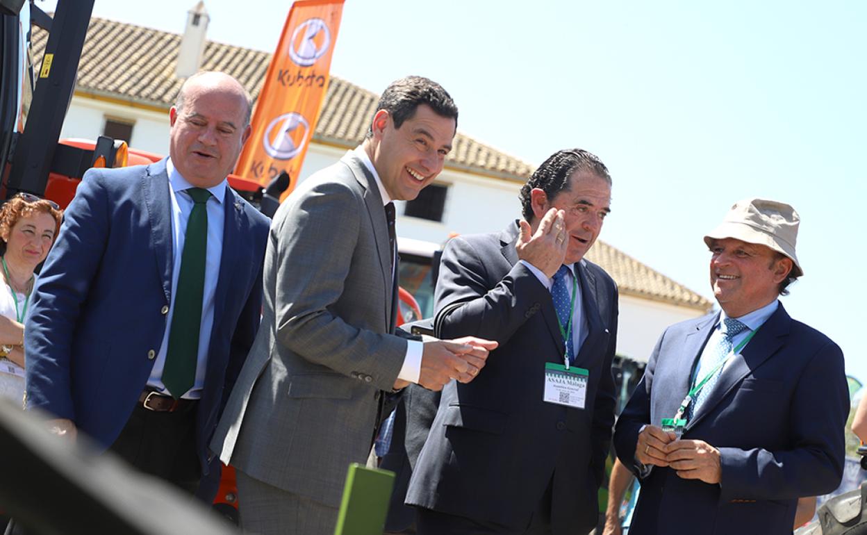 El alcalde Manuel Barón, el presidente andaluz Juanma Moreno, el presidente de Asaja Baldomero Bellido y Cristóbal García, vicepresidente de Dcoop 