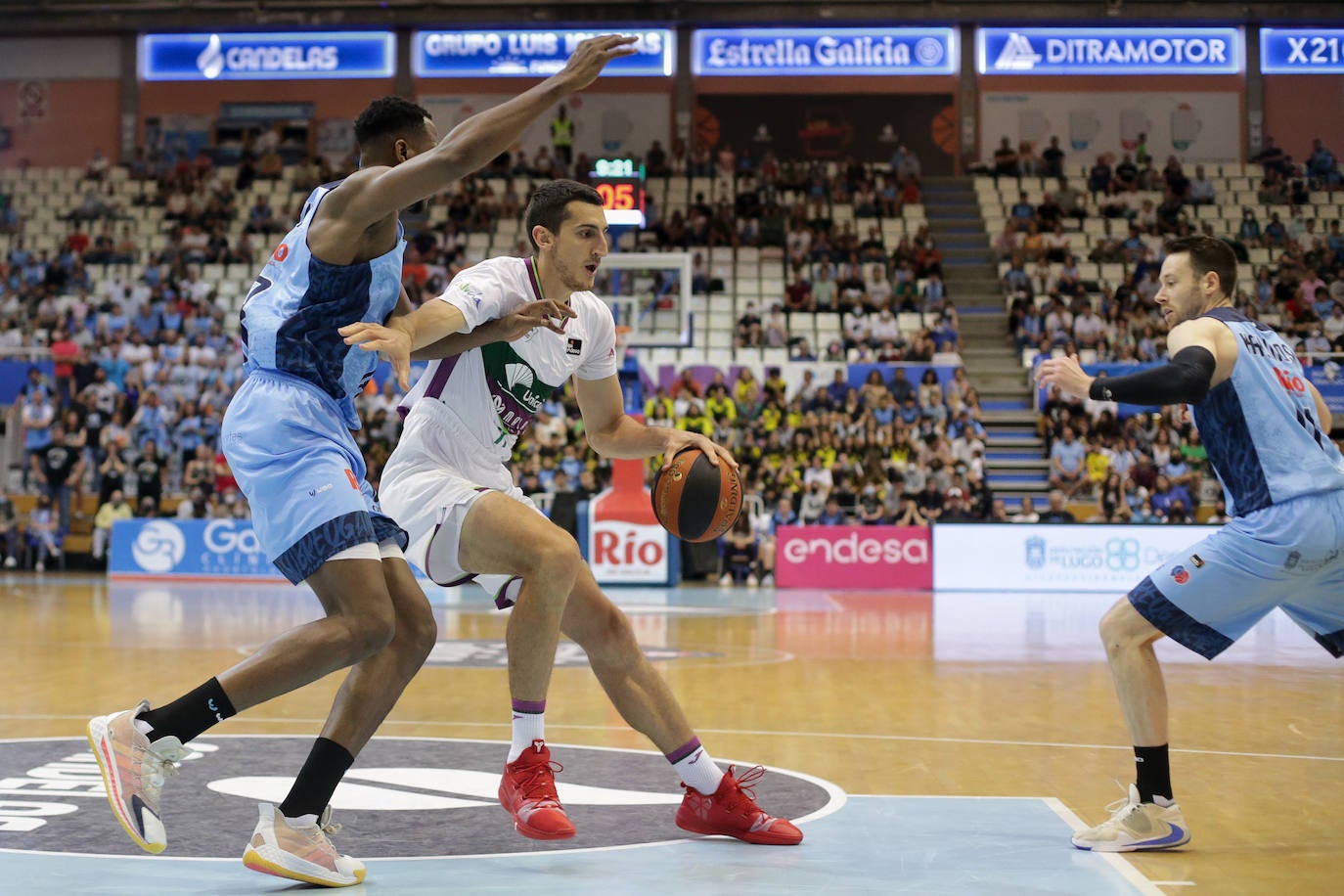 El Unicaja empezó muy mal el partido y ya fue a remolque ante el Breogán 