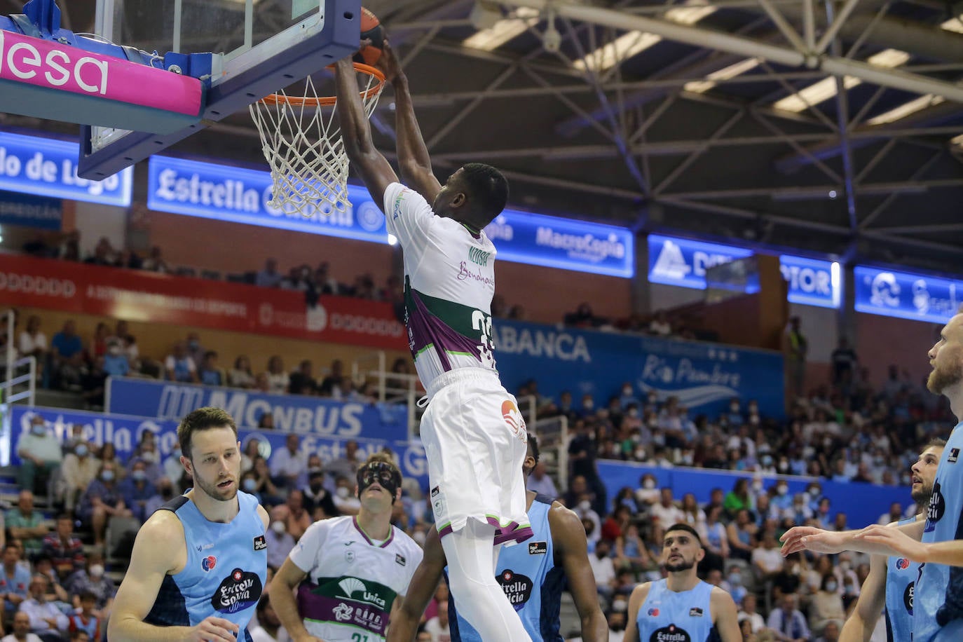 El Unicaja empezó muy mal el partido y ya fue a remolque ante el Breogán 