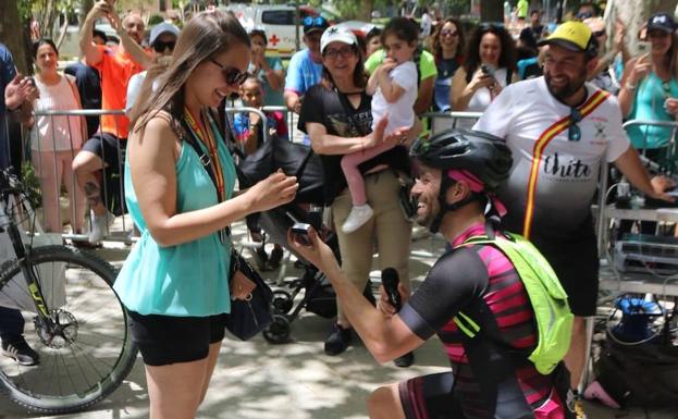 Proeza con recompensa: pedidas de mano en los 101 kilómetros de La Legión