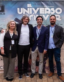 Imagen secundaria 2 - En la primera imagen, un grupo de empresarios y amigos que acudieron al estreno de 'El universo de Óliver' y a la fiesta que se realizó en El Pimpi. En la segunda, Salva Reina, Sergio Morales, Loli Navarro, Alexis Morante y Juan Carlos Luque. En la última, Loli Navarro, Salva Reina, Sergio Morales y Luis Arozamena. 