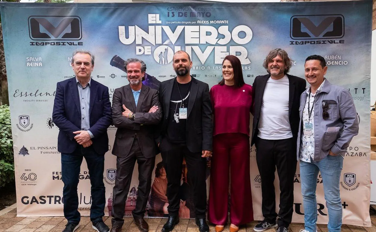 Juan Antonio Vigar, Víctor Manuel González, Alexis Morante, Noelia Losada, Salva Reina y José Alba, en el estreno de 'El universo de Óliver'. 