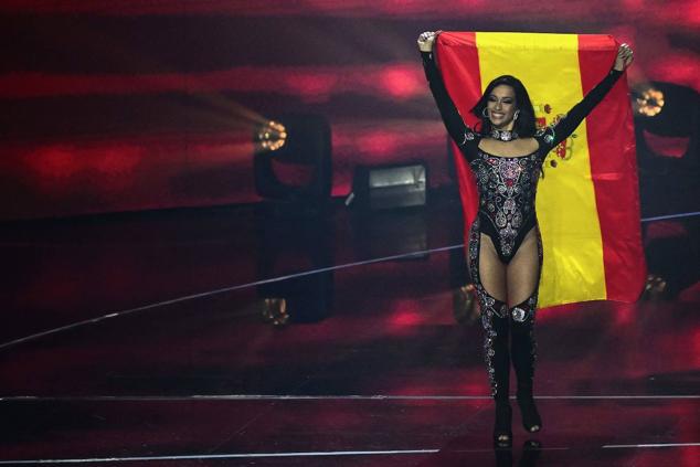 Chanel, con la bandera de España, durante la presentación de los países participantes.