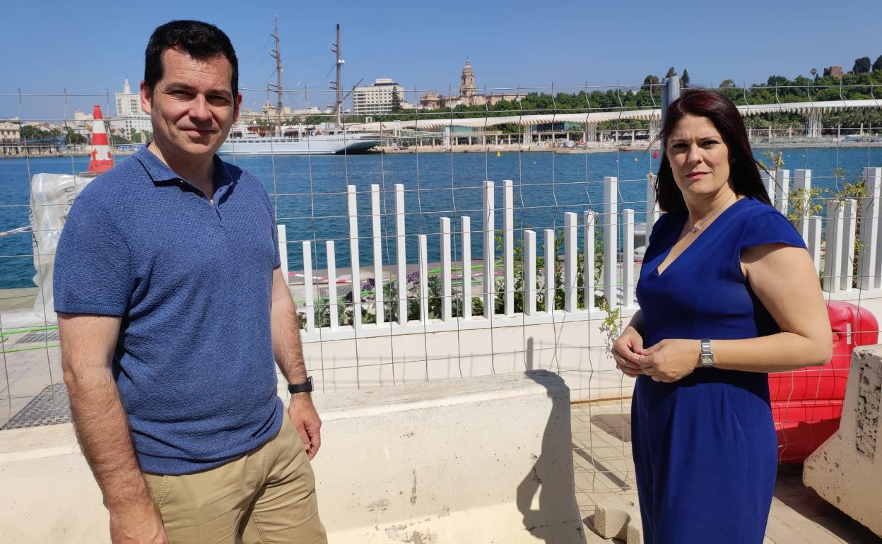 Carballo y Losada, delante de la valla, que ha reducido su altura, pero aún así piden que se estudie retirarla.