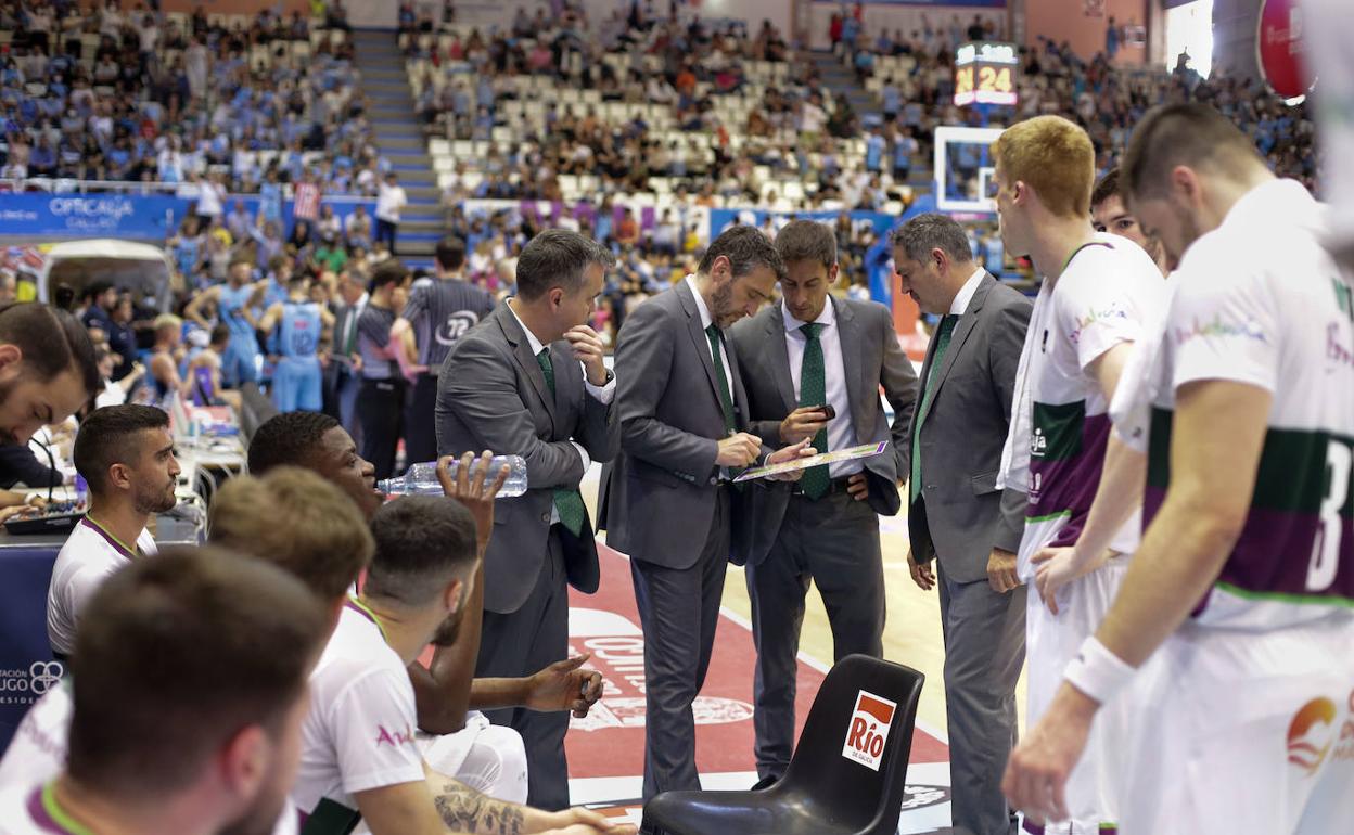 El diálogo en el cuerpo técnico del Unicaja al comienzo de un tiempo muerto. 