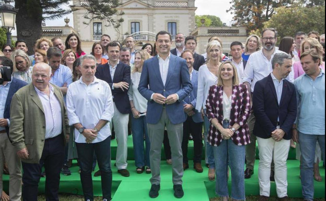 Juanma Moreno y algunos de los candidadtos de la lista del PP-A-