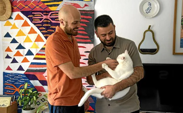 Juan Martín y Roberto Espartero, con su gata Nube.