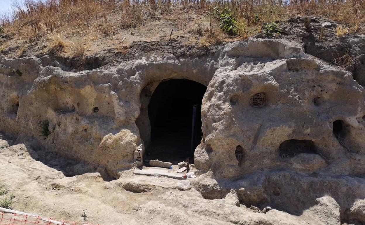 Aspecto de una de las cuevas que fueron descubiertas en el yacimiento de La Tosca. 