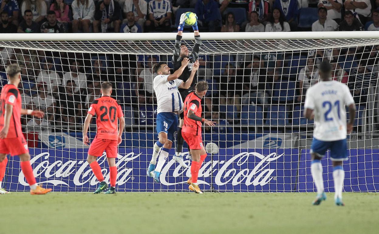 Dani Martín sujeta el balón en una acción del encuentro de Tenerife. 